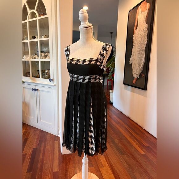 CHANEL Fall 2001 Black and White Pleated Silk Cocktail Dress - Picture 5 of 11